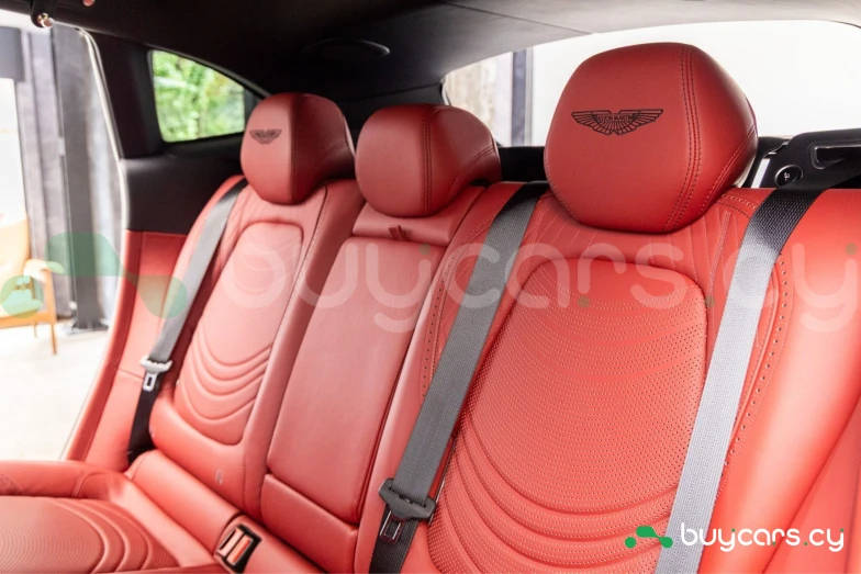 Aston Martin DBX Белый