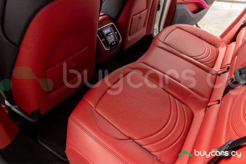 Aston Martin DBX Белый