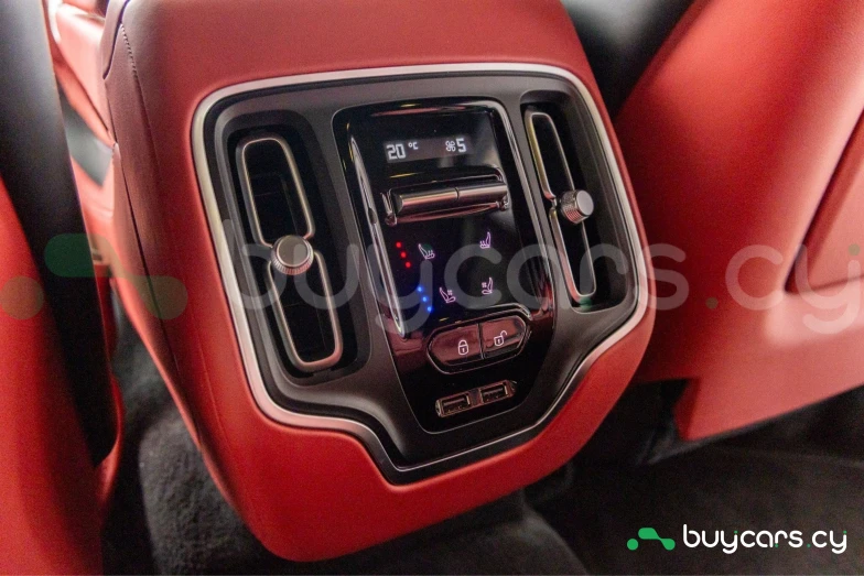 Aston Martin DBX Белый