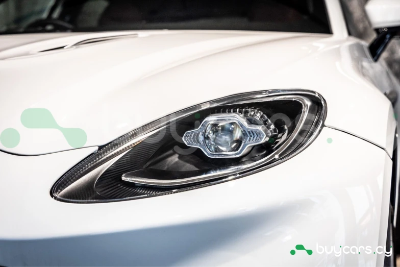 Aston Martin DBX Белый