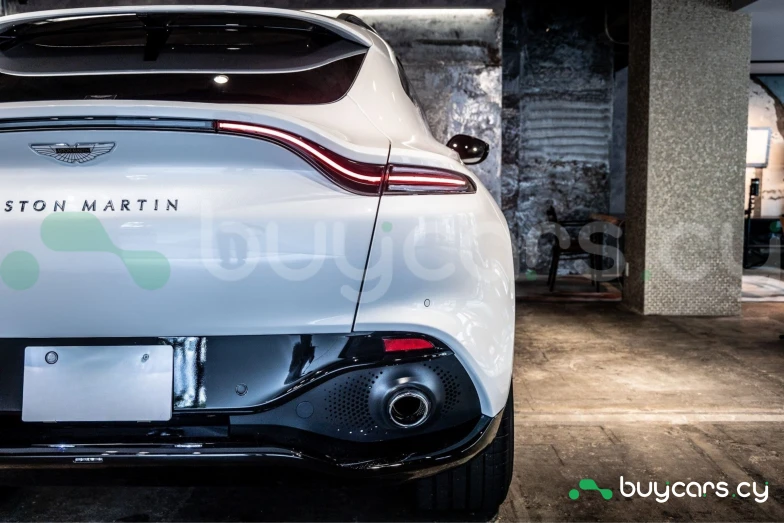 Aston Martin DBX Белый