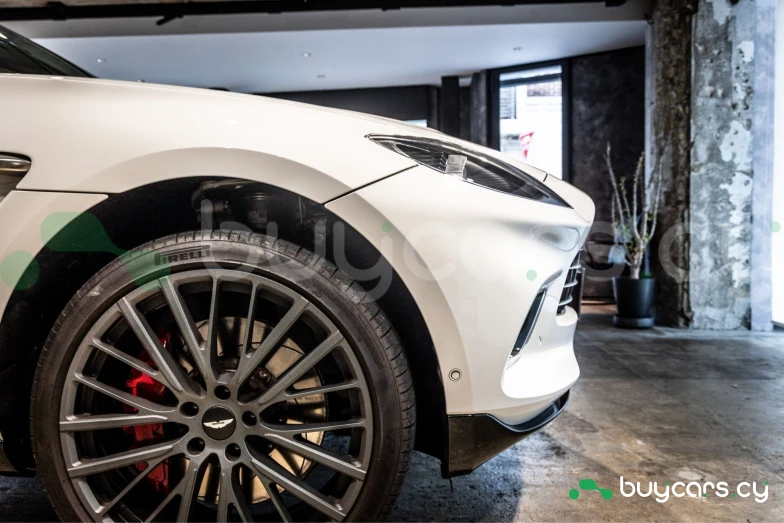 Aston Martin DBX Белый