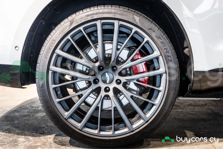 Aston Martin DBX Белый