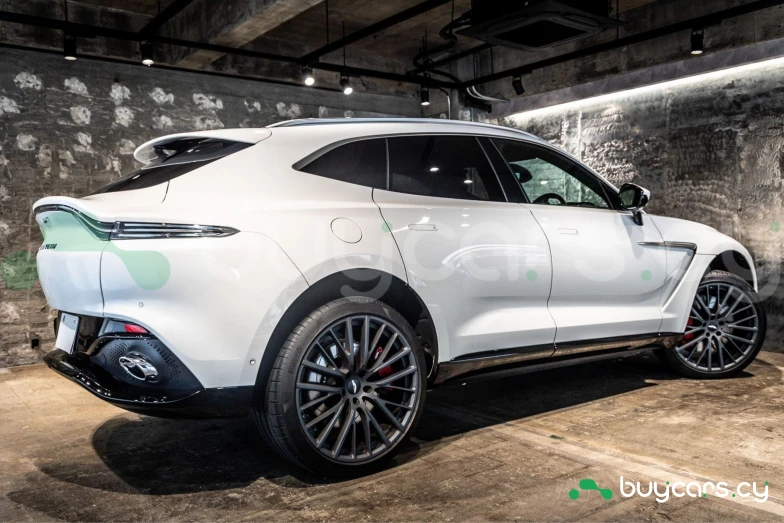 Aston Martin DBX Белый