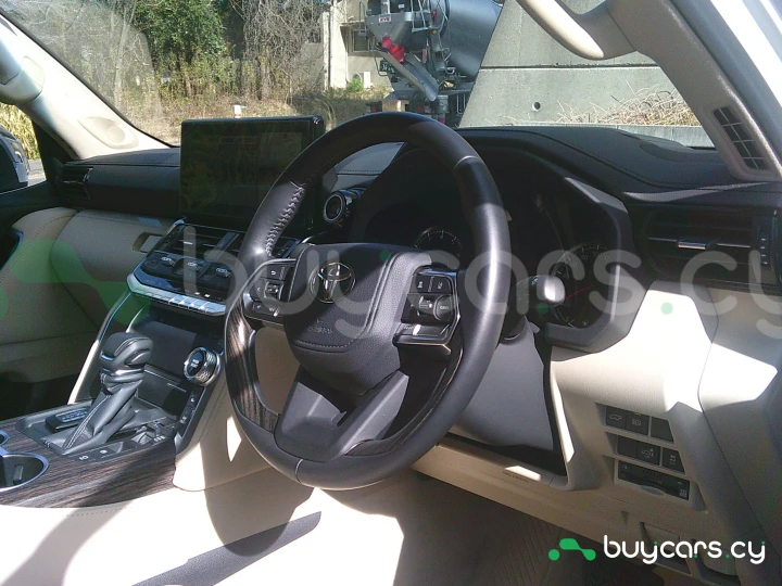 Toyota Land Cruiser Белый