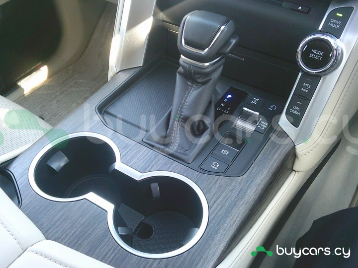 Toyota Land Cruiser Белый