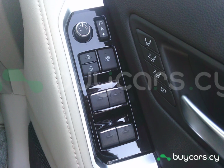 Toyota Land Cruiser Белый