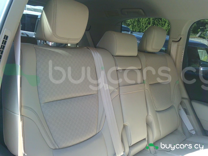 Toyota Land Cruiser Белый