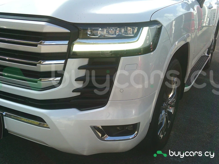Toyota Land Cruiser Белый