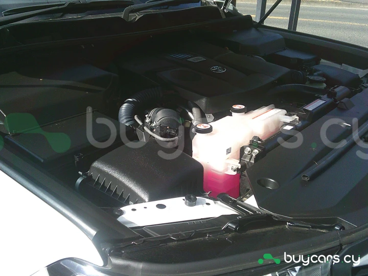 Toyota Land Cruiser Белый