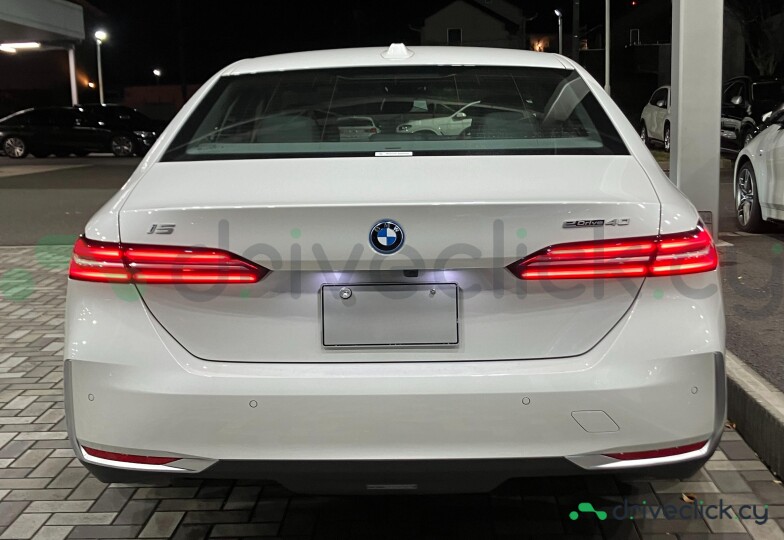 BMW i5 White