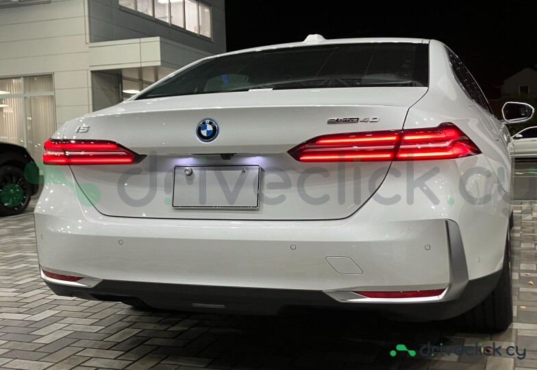 BMW i5 White
