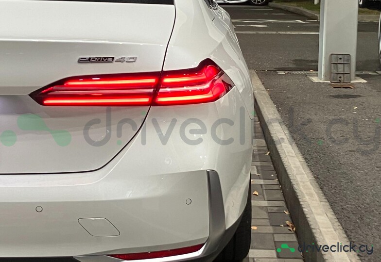 BMW i5 White