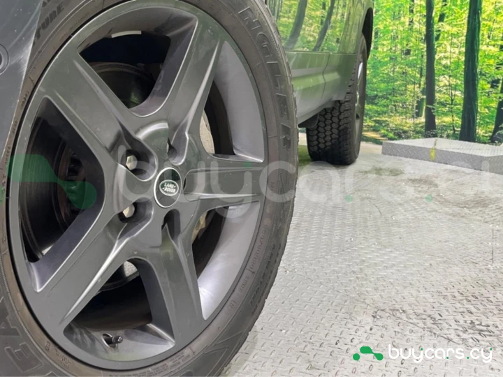 Land Rover Defender Серый