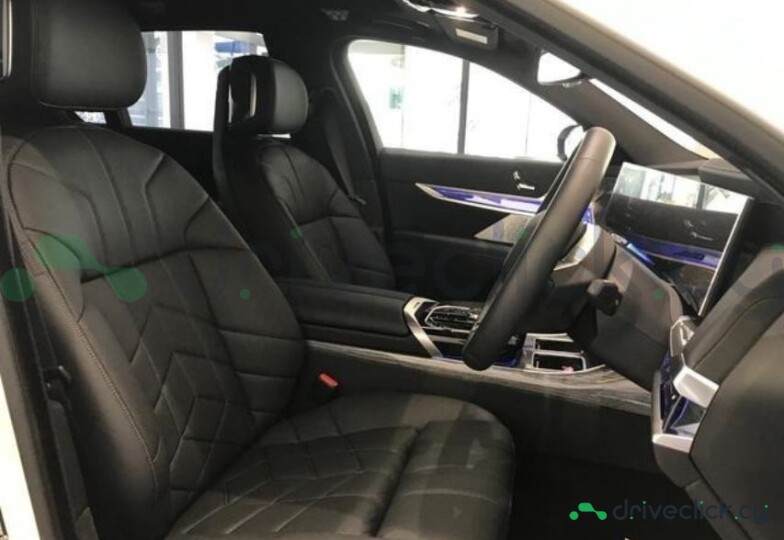 BMW i7 White