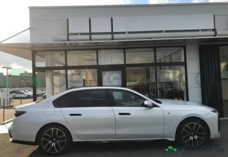 BMW i7 White