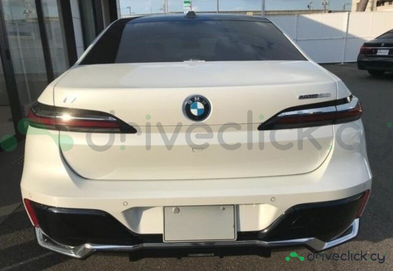 BMW i7 White