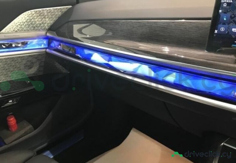 BMW i7 White