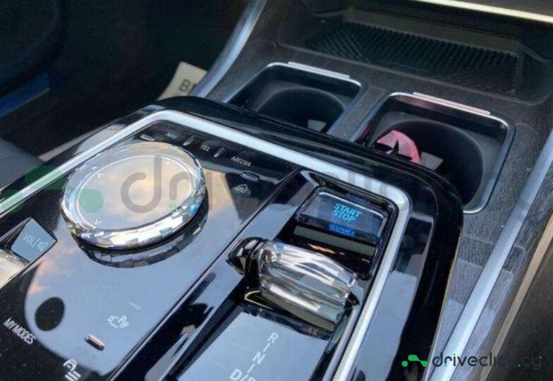 BMW i7 White