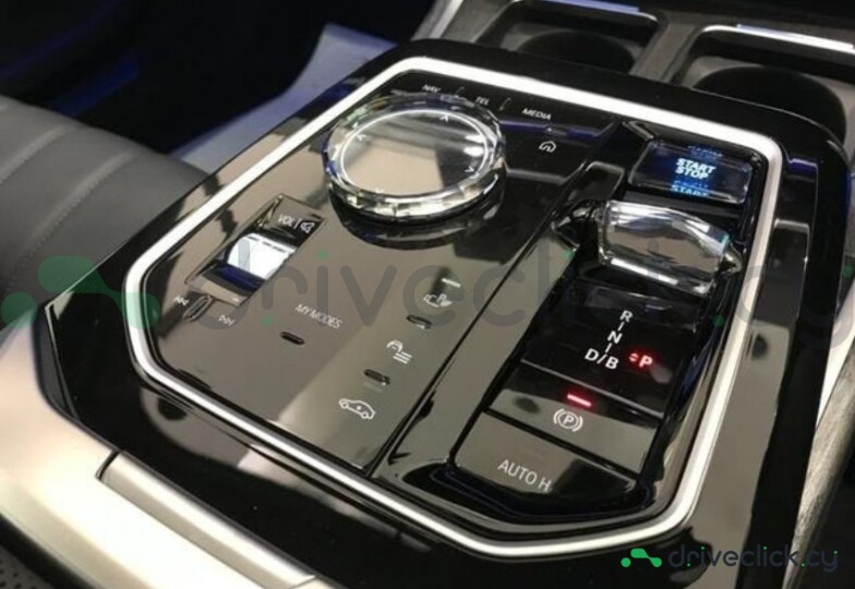 BMW i7 White
