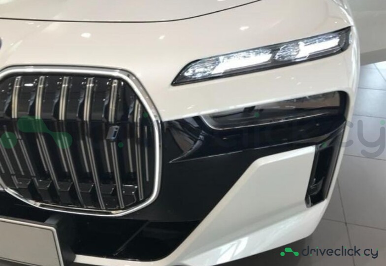 BMW i7 White
