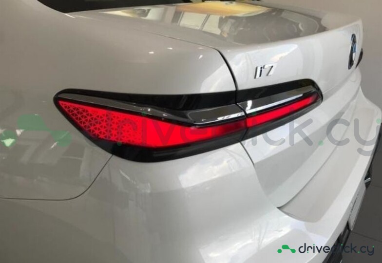 BMW i7 White