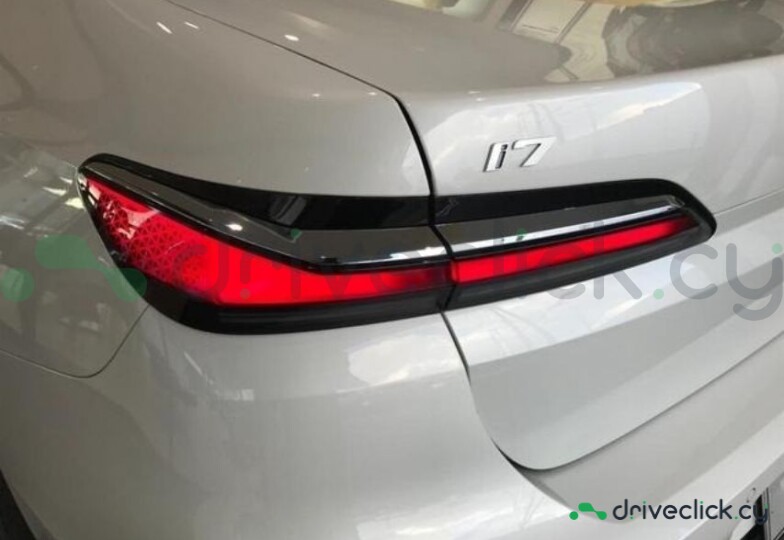 BMW i7 White