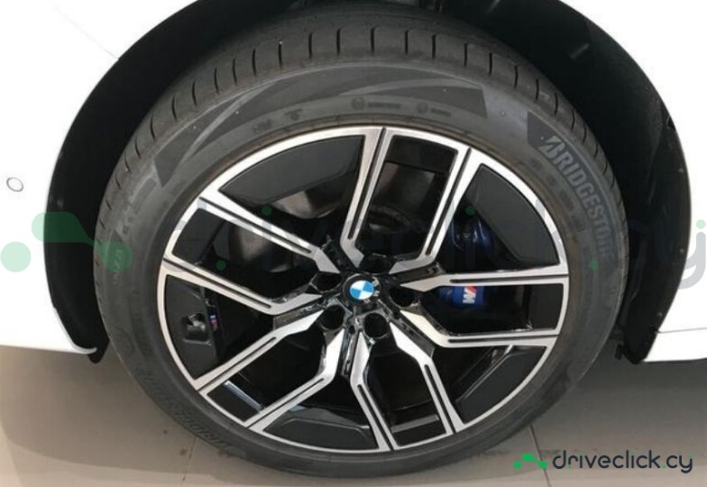 BMW i7 White