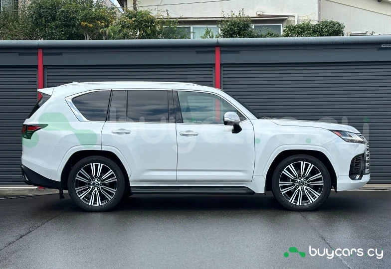 Lexus LX Белый