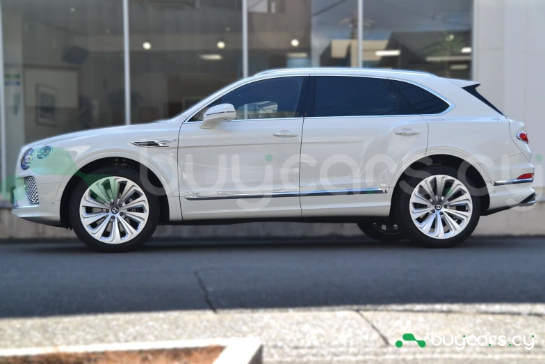 Bentley Bentayga Белый