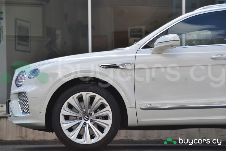 Bentley Bentayga Белый