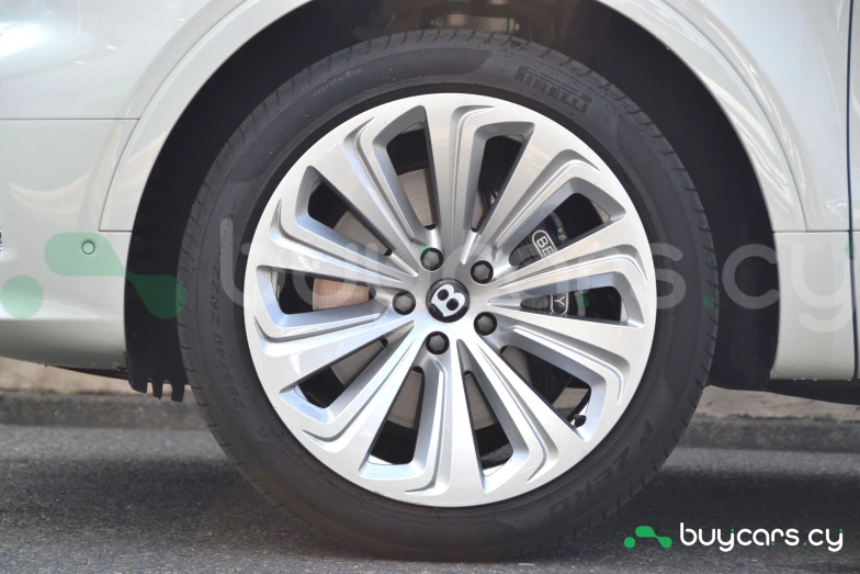 Bentley Bentayga Белый