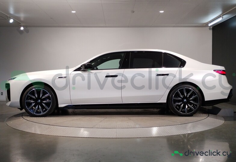 BMW i7 White