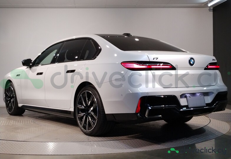 BMW i7 White