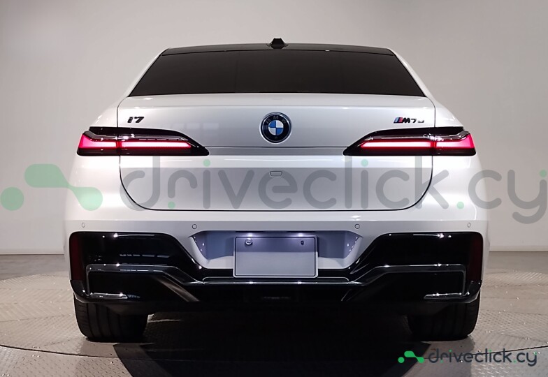 BMW i7 White