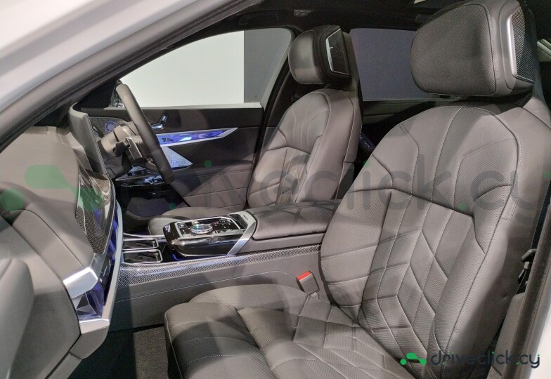 BMW i7 White