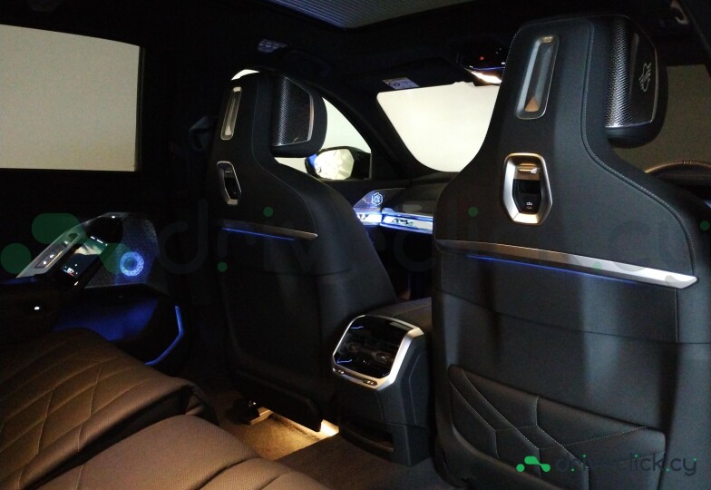 BMW i7 White