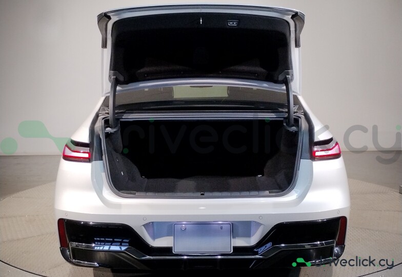BMW i7 White