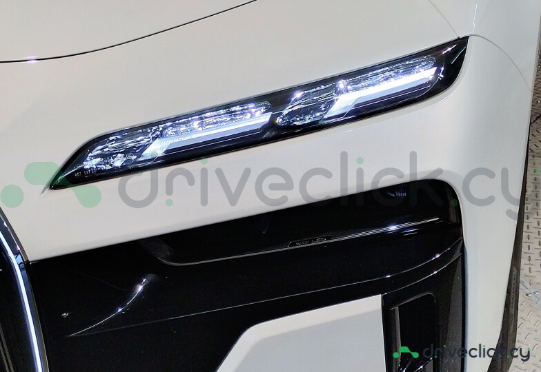 BMW i7 White