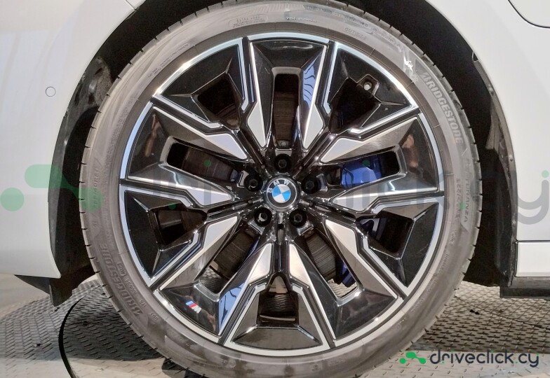 BMW i7 White
