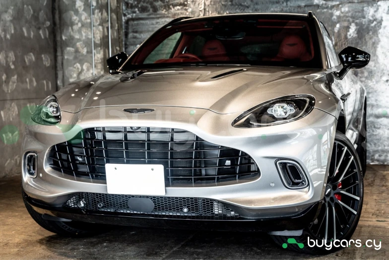 Aston Martin DBX Серый