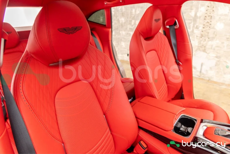 Aston Martin DBX Серый