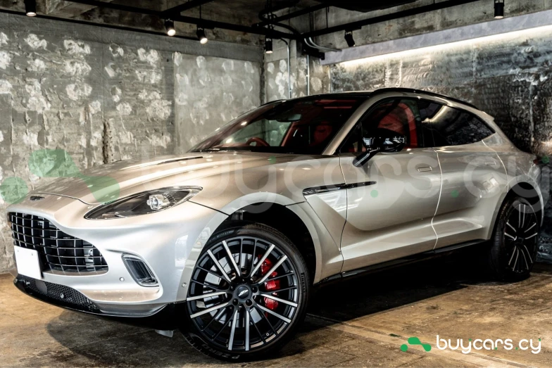 Aston Martin DBX Серый