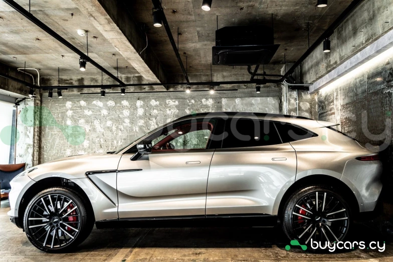 Aston Martin DBX Серый
