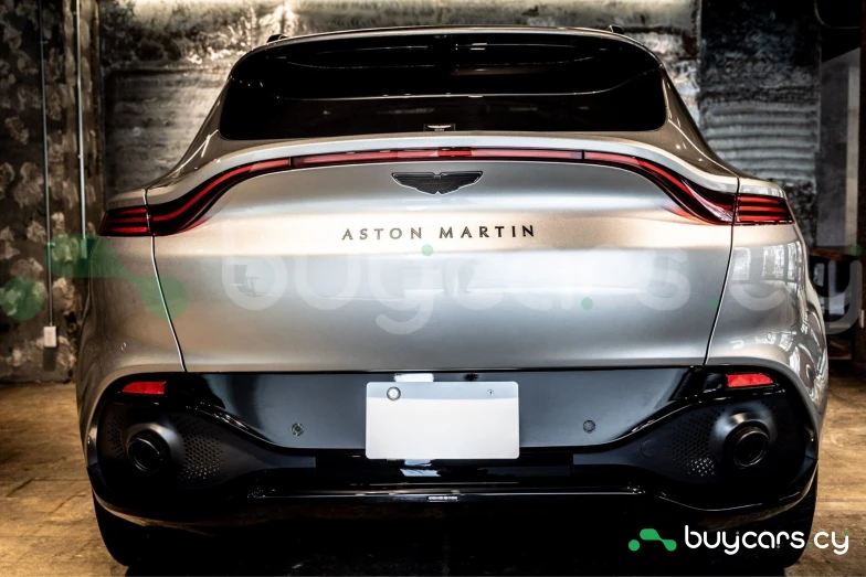 Aston Martin DBX Серый