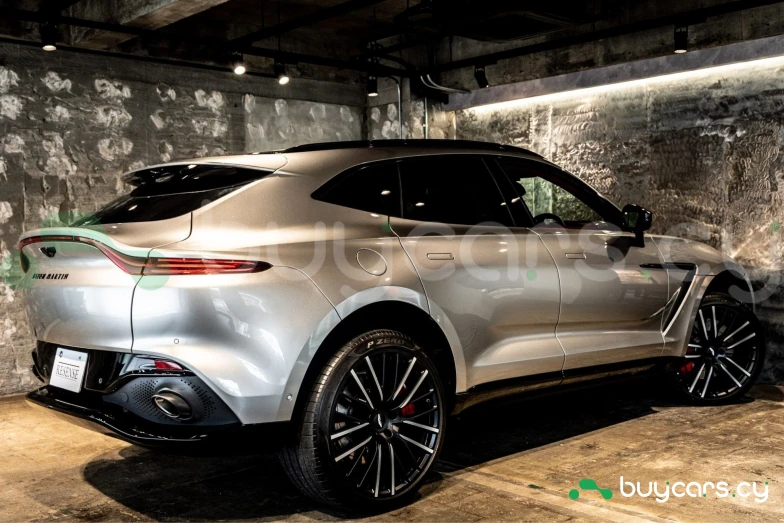 Aston Martin DBX Серый