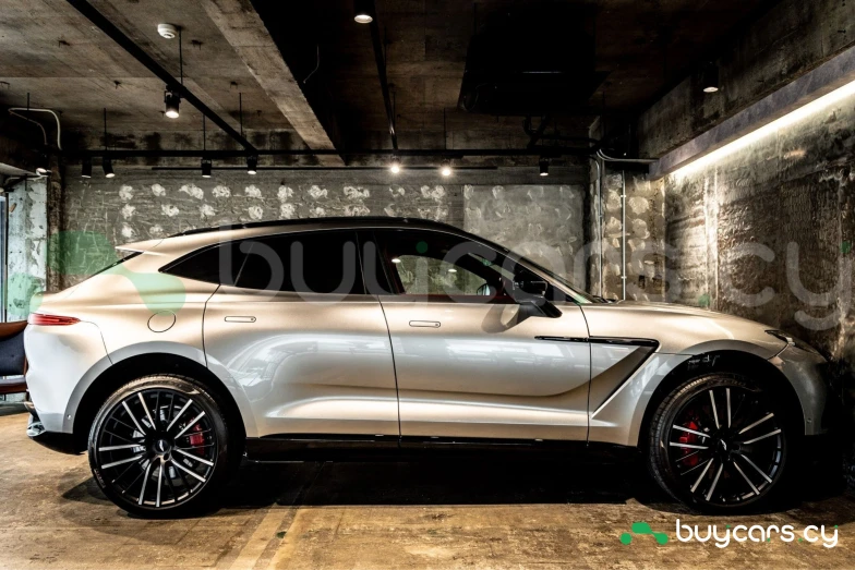 Aston Martin DBX Серый