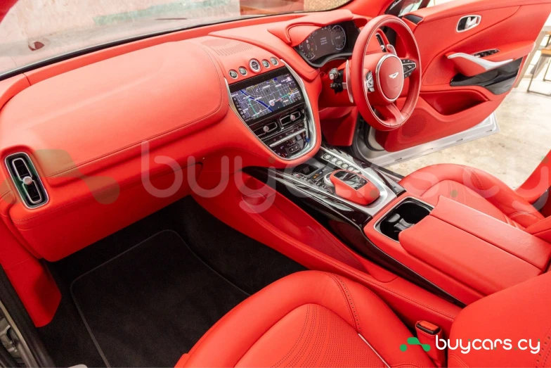 Aston Martin DBX Серый