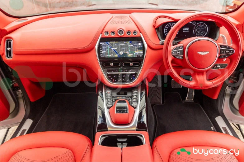 Aston Martin DBX Серый