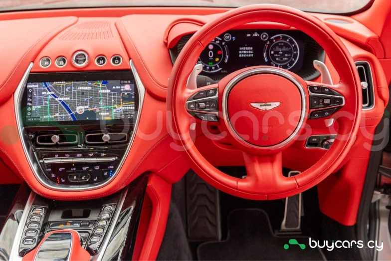 Aston Martin DBX Серый